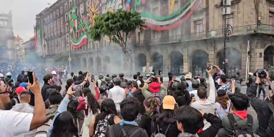 Encapuchados lanzan petardos, bombas molotov y piedras a policías en el Zócalo.