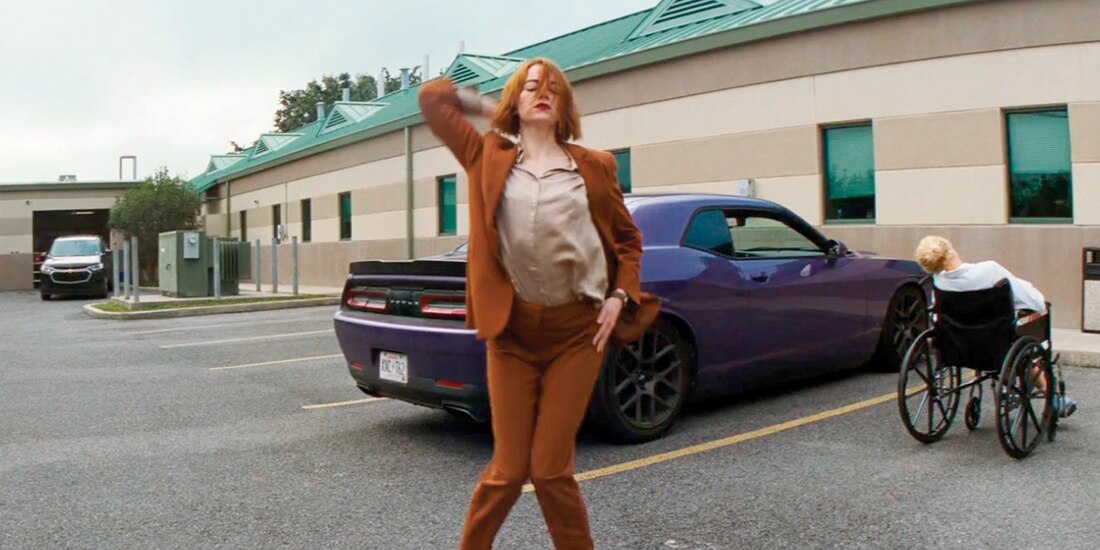 Emma Stone baila en una escena de Kinds of kindness.