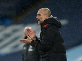 Pep Guardiola da indicaciones durante un juego del Manchester City en la actual campaña.