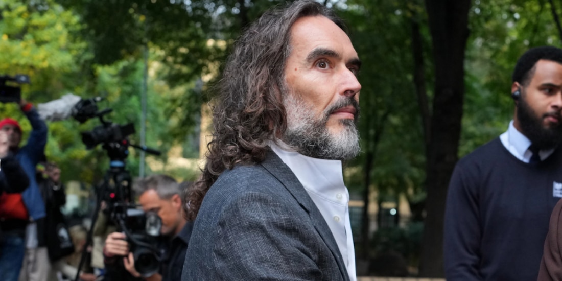 El comediante y actor Russell Brand llega al Tribunal de la Corona de Southwark, en Londres, el lunes 12 de octubre de 2026