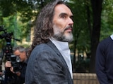 El comediante y actor Russell Brand llega al Tribunal de la Corona de Southwark, en Londres, el lunes 12 de octubre de 2026
