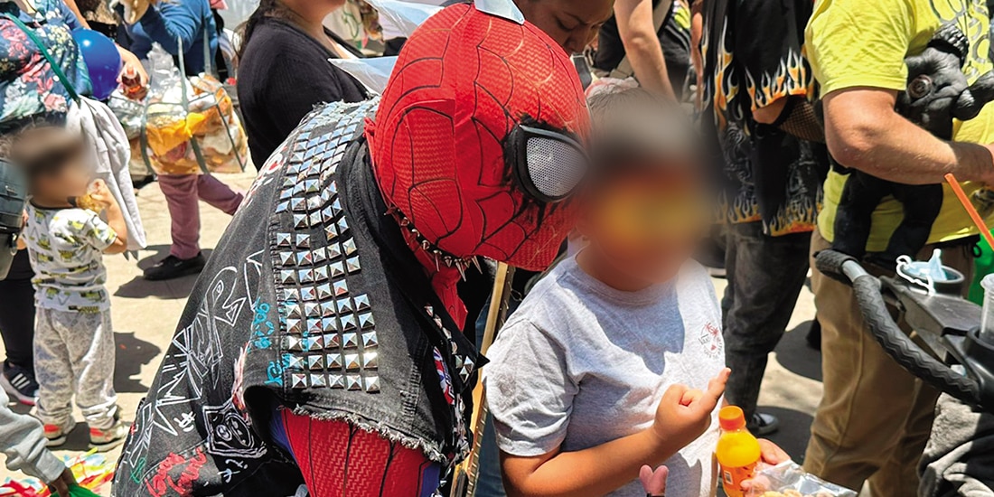 Un spider-man punk convive con los menores, ayer.