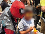 Un spider-man punk convive con los menores, ayer.
