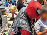Un spider-man punk convive con los menores, ayer.
