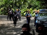 Policías mantienen vigilada la residencia de Cristiana Chamorro ubicada en Managua, Nicaragua, ayer.