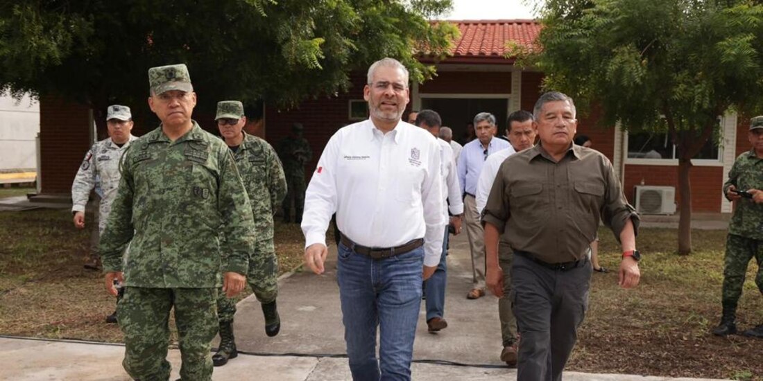 El gobernador de Michoacán, Alfredo Ramírez Bedolla y a su lado mandos de seguridad.