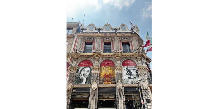 Fachada del Estanquillo que anuncia la muestra.