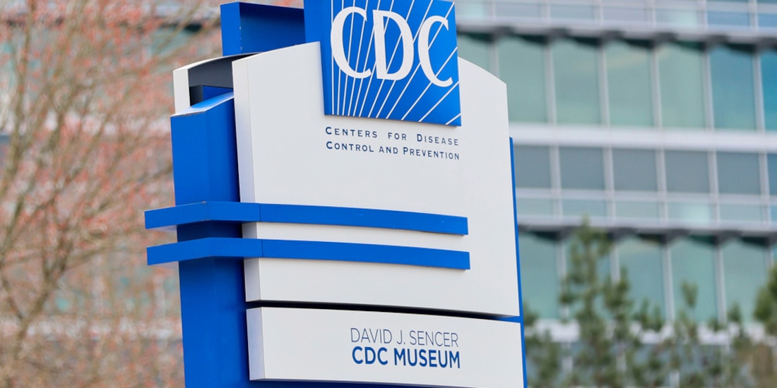 Un letrero con el logotipo de los CDC se exhibe a la entrada de la sede de la agencia en Atlanta.