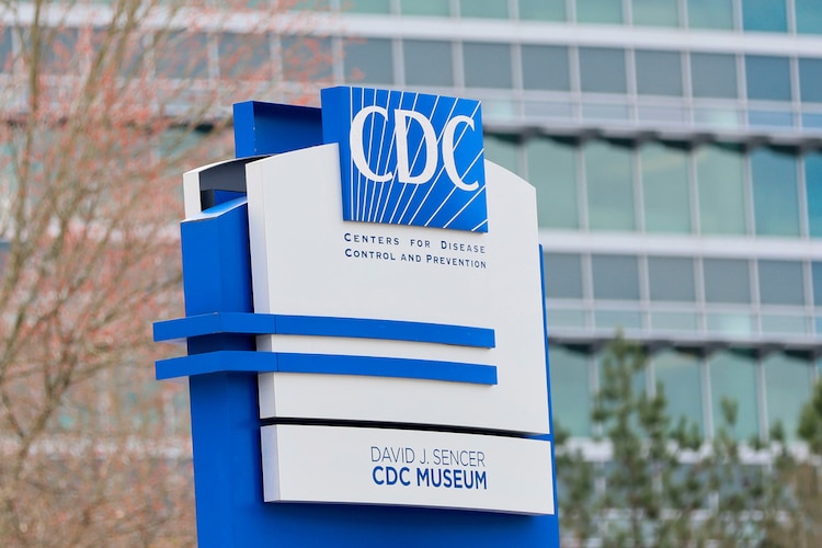 Un letrero con el logotipo de los CDC se exhibe a la entrada de la sede de la agencia en Atlanta.