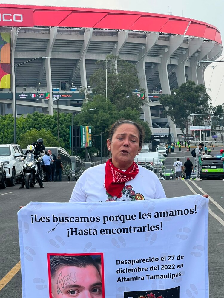 Integrantes de colectivos de buscadoras lograron entrar al perímetro del Estadio Ciudad de México.