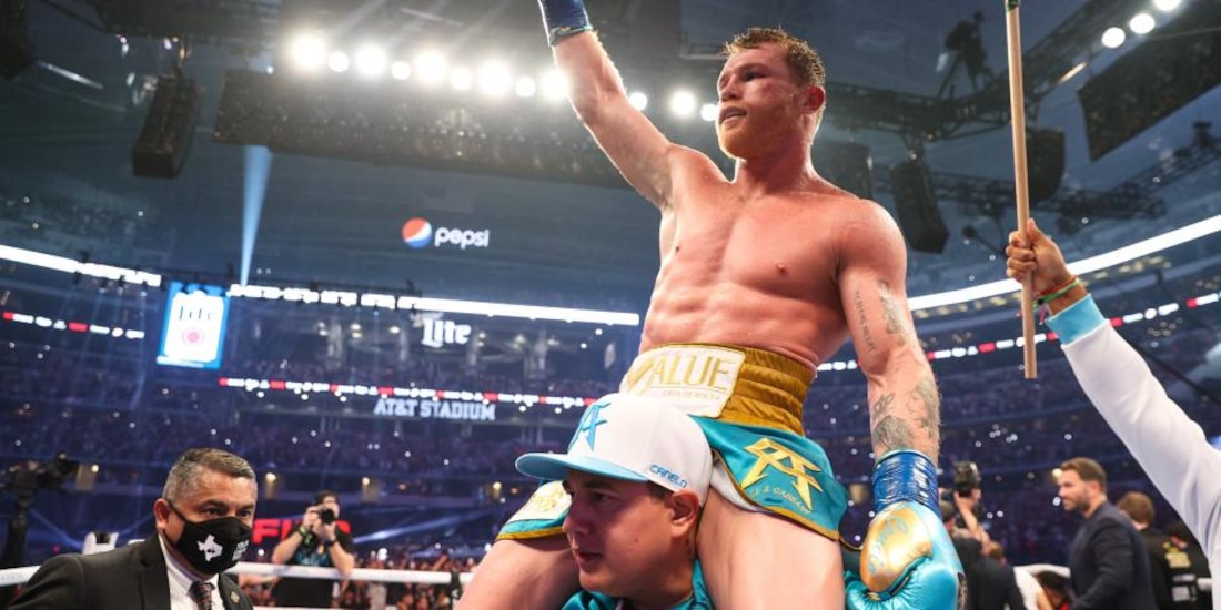 Saúl "Canelo" Álvarez celebra después de una de sus peleas de box en 2021.