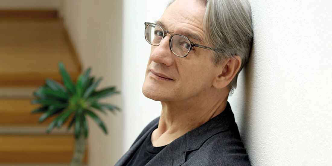 Alberto Ruy Sánchez y la imagen de su gato Thor.