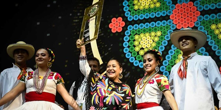 El secretario de Turismo del Gobierno de México, Miguel Torruco Marqués, entregó la distinción a su homóloga de Hidalgo, Elizabeth Quintanar Gómez.