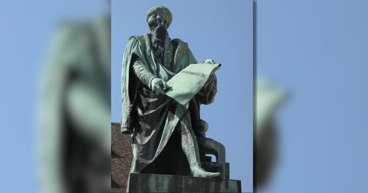 Una escultura de Johannes Gutenberg.