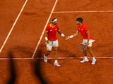 Rafael Nadal y Carlos Alcaraz celebran un punto en su partido de dobles ante los argentinos Andrés Molteni y Máximo González en París 2024.