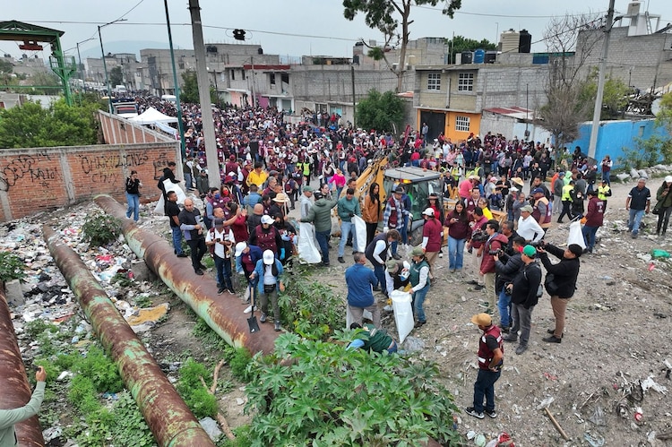 Más de mil personas se sumaron en Chimalhuacán a la jornada que retiró 80 toneladas de desechos en un tramo de 675 metros.