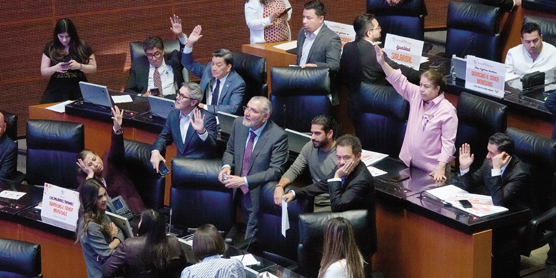 Votación, ayer, en el pleno del Senado, de la ley de hidrocarburos.