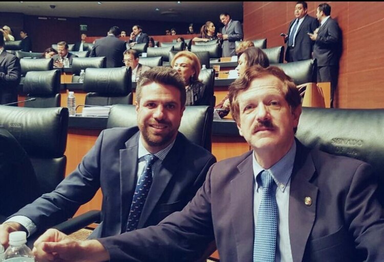 En 2016, su hijo Willy lo visitó en el Senado.