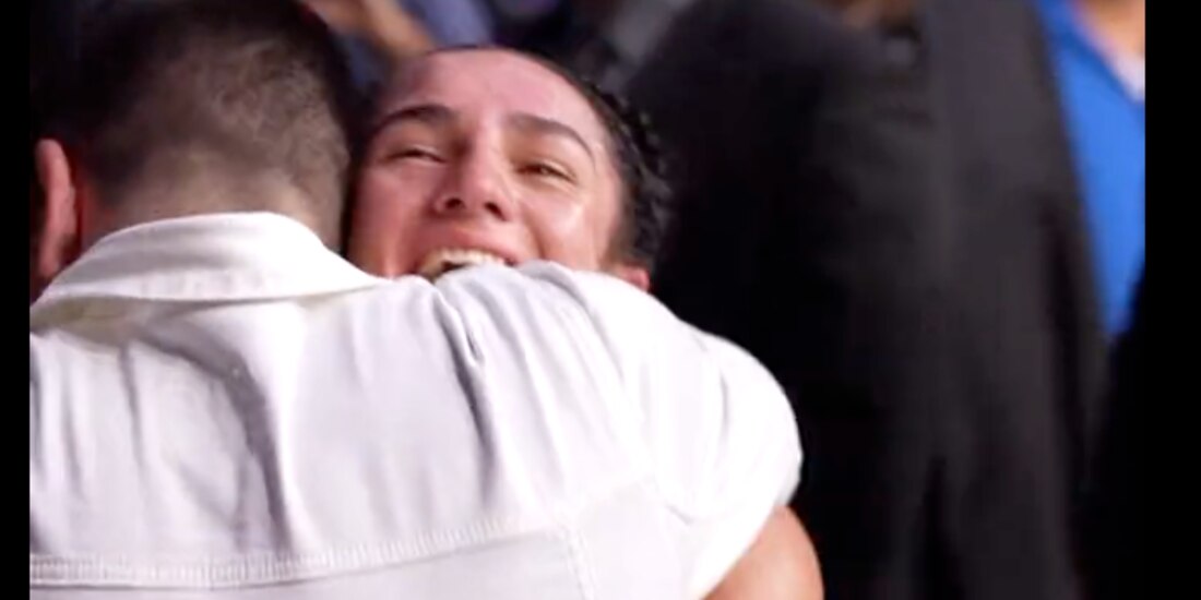 Yazmín Jáuregui y Brandon Moreno después del triunfo de la originaria de Rosarito sobre Iasmin Lucindo en el UFC San Diego.