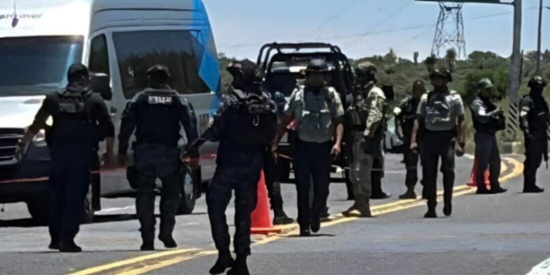 Agentes, ayer, en la carretera federal 45 en Zacatecas.