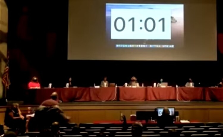 El padre de familia ejemplificó que la ropa, al igual que el cubrebocas, es algo importante para vivir en orden como sociedad