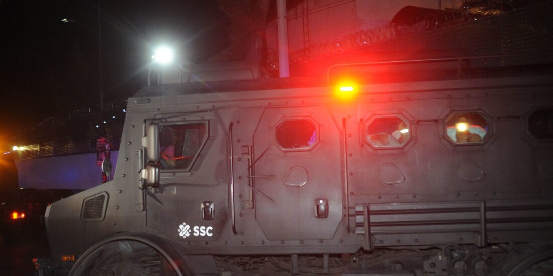 Alrededor de 50 camionetas con elementos fuertemente armados, escoltaron dos de los camiones blindados conocidos como Rinocerontes en los que fueron trasportados los imputados.