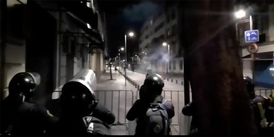 Manifestantes lanzaron petardos en calles aledañas a la sede alterna del Senado.