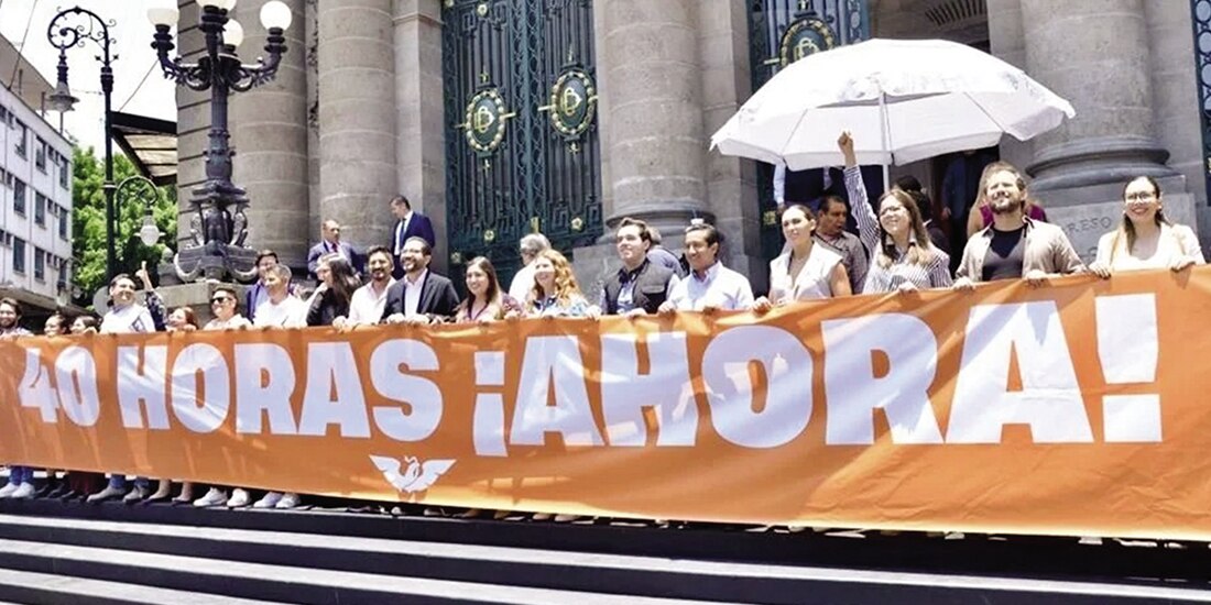 Emecistas afuera de Donceles el pasado 7 de mayo para urgir la aprobación de la reforma.