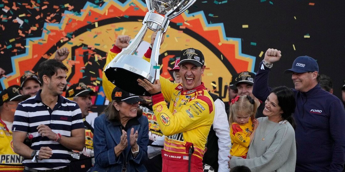 El campeón celebra su triunfo, ayer, con el que gana la competencia.