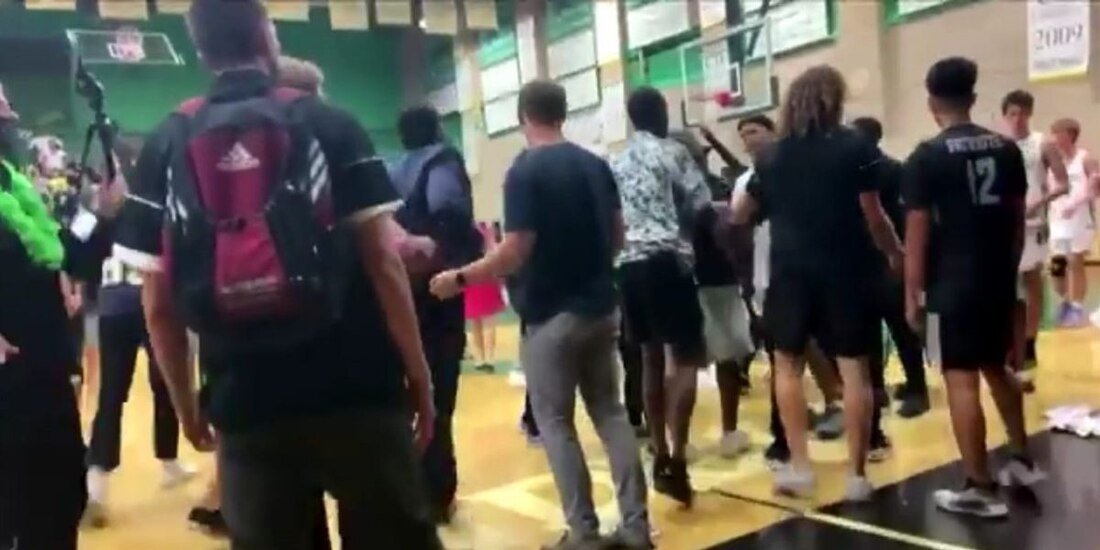 Lanzan tortillas a alumnos latinos en juego de basquetbol, en Estados Unidos