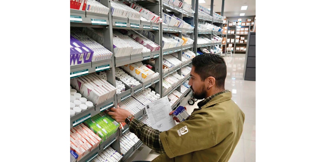 UN TRABAJADOR atiende una farmacia
del IMSS, en imagen de archivo