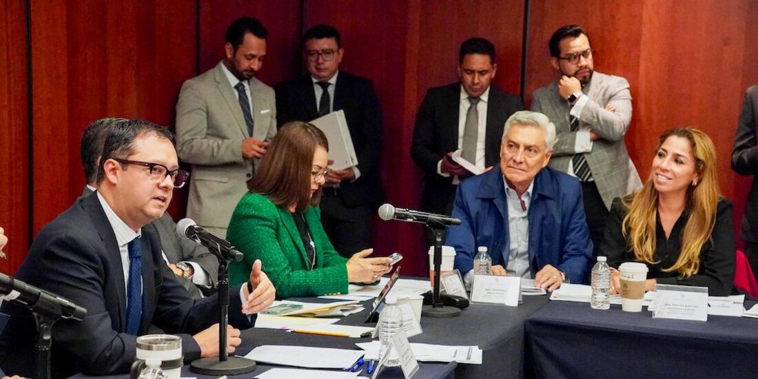 Integrantes de la Comisión de Hacienda, durante la comparecencia del subsecretario (izq.), ayer.