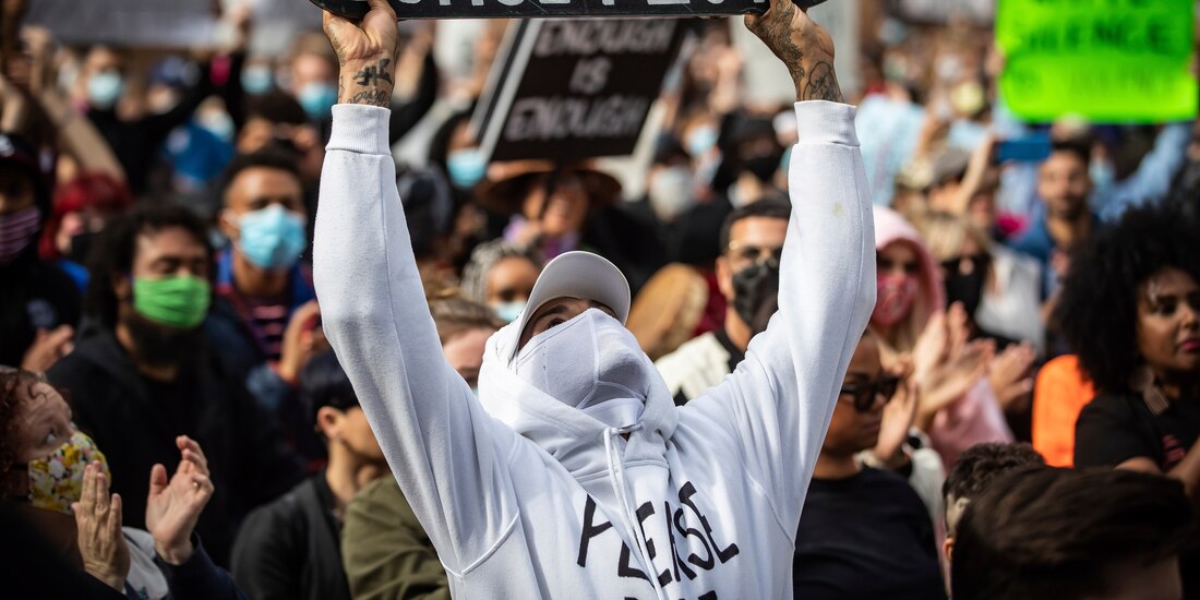 Manifestación pacífica en apoyo de George Floyd, protestan contra el racismo, la injusticia y la brutalidad policial, en Vancouver, Canadá el 31 de mayo de 2020.