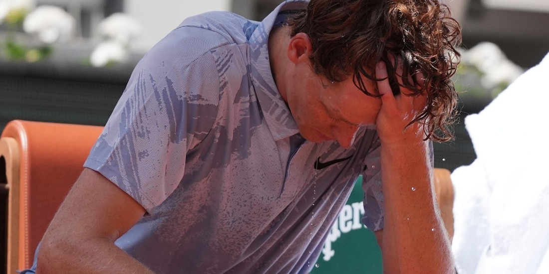 Jannik Sinner en Roland Garros 2026, batallando con el calor