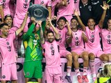 Lionel Messi y los futbolistas del Inter Miami celebran con el trofeo de la Supporters' Shield, lo que les dio el pase al Mundial de Clubes 2025.