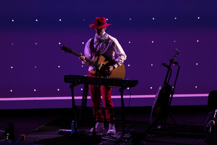 El cantante estuvo acompañado por músicos y una corista.