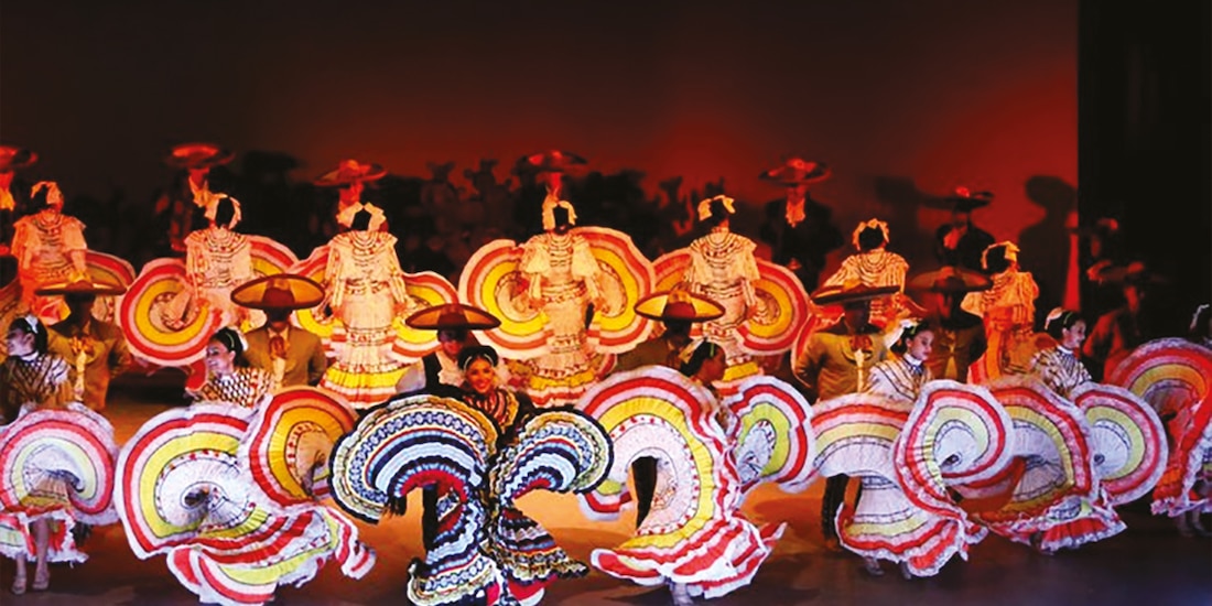 Bailarines del Ballet de Mexcaltitán, durante una función.
