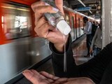 COVID-19: El uso de gel antibacterial se ha convertido en uno de los básicos para los usuarios del transporte público