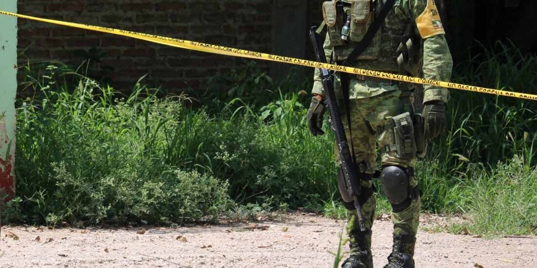 Elemento de seguridad resguarda una escena del crimen.