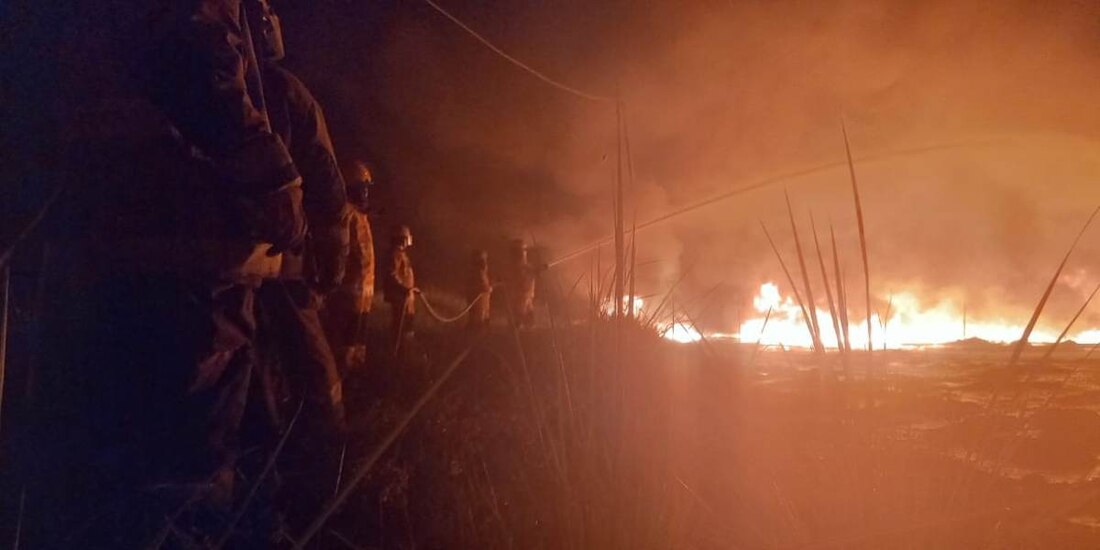 Pemex informó que controló un incendio en una zona de pastizal con hidrocarburo que se originó en Huimanguillo, Tabasco.