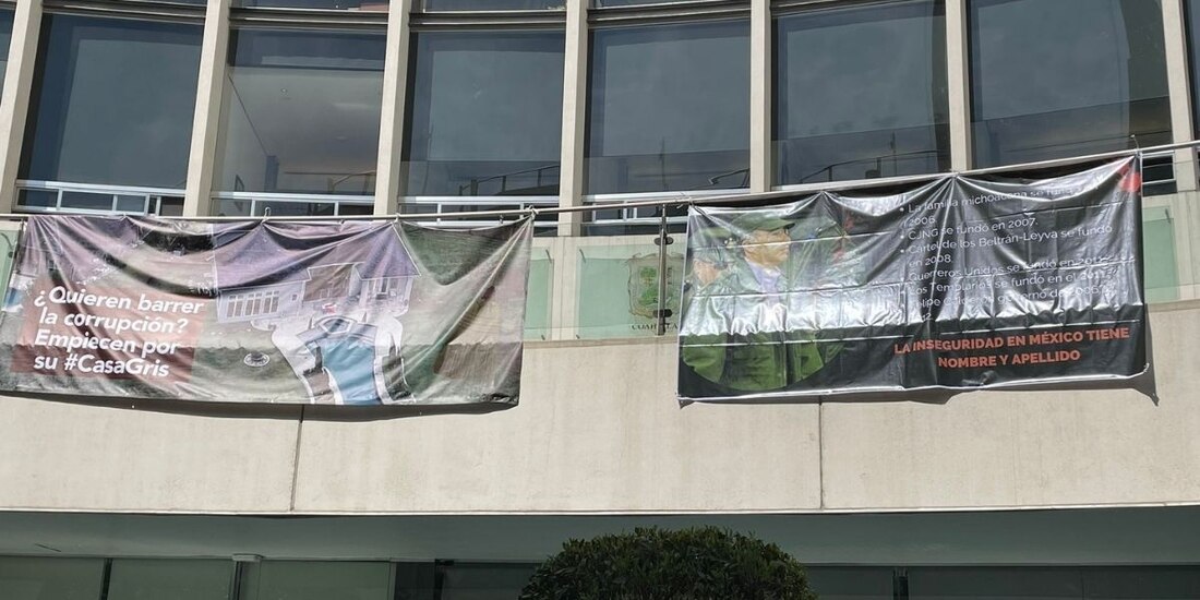 Imagen de las mantas colgadas por senadores de Morena y del PAN, en las cuales atacan al exmandatario Felipe Calderón y al Presidente AMLO.