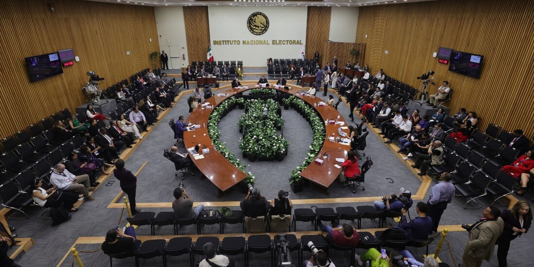 INE pausa sesión para validar magistraturas de circuito tras polémica por promedio