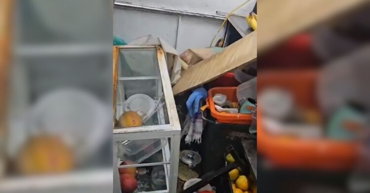 Mujer destrozó mobiliario del puesto de jugos.