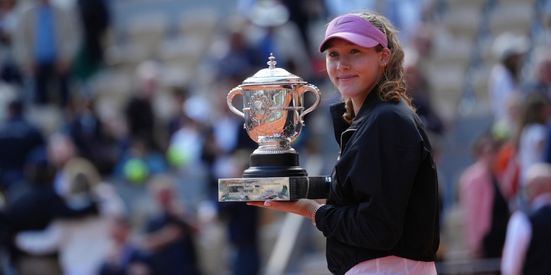 La tenista rusa Mirra Andreeva levanta el título de Roland Garros