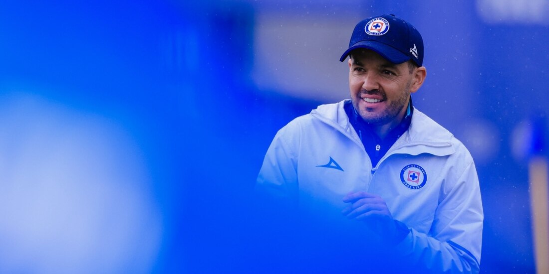 Nicolás Larcamón en un entrenamiento con el Cruz Azul