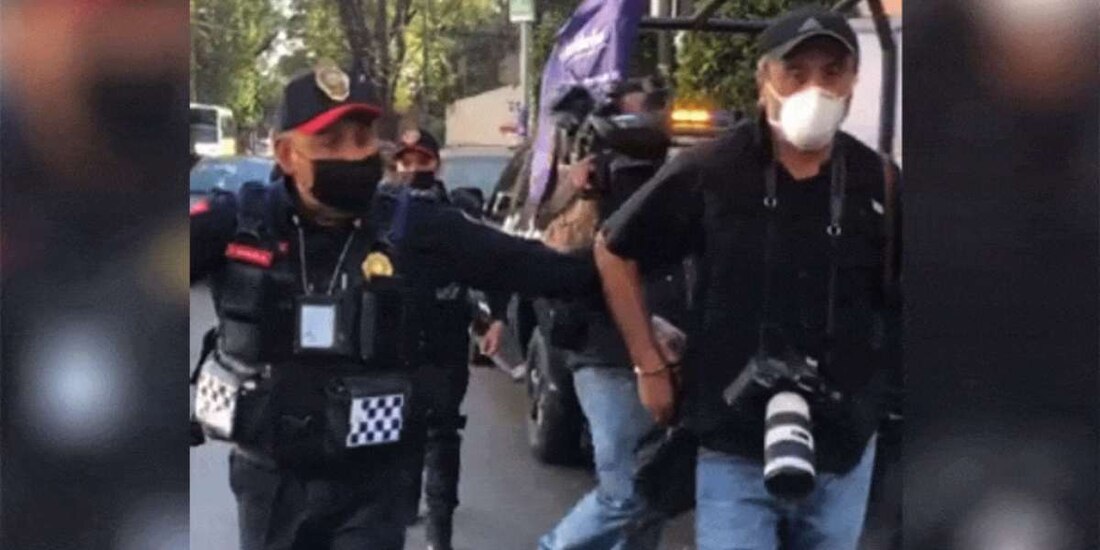 El fotógrafo de Reuters acreditó que realizaba un reportaje sobre COVID-19 en un centro médico localizado en Mixcoac y que labora para una empresa periodística.