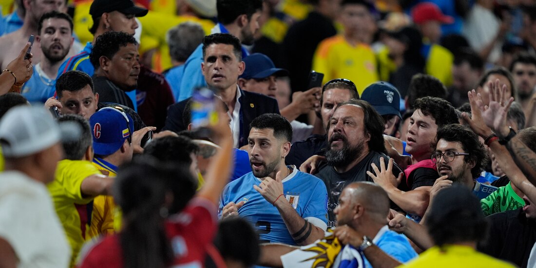 Jugadores de Uruguay pelean en tribuna con colombianos.
