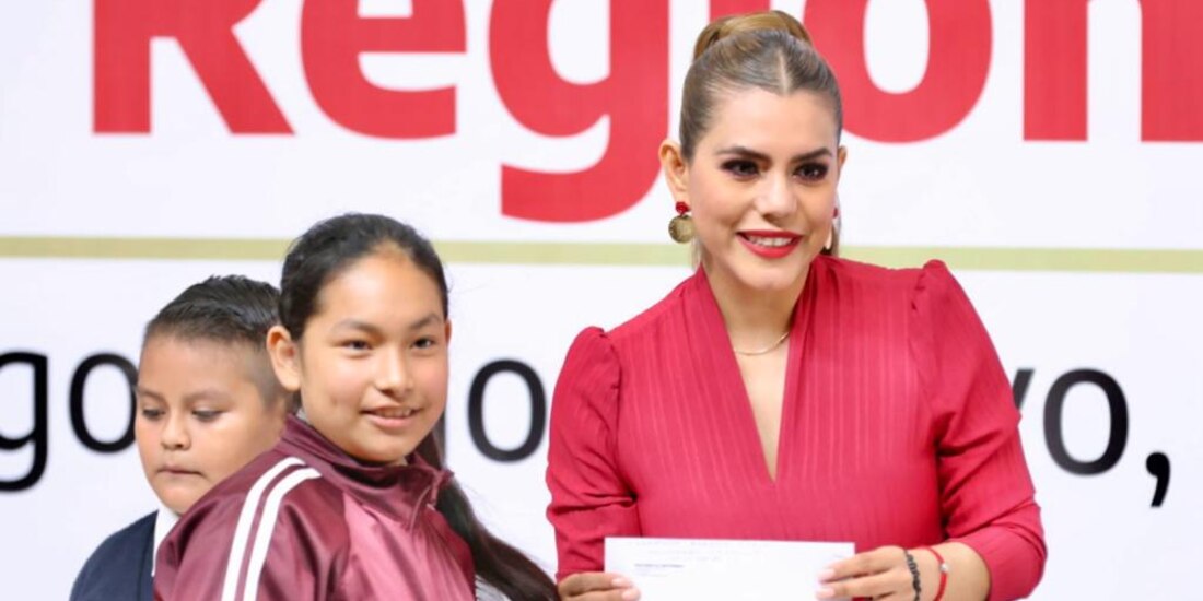 La Gobernadora de Guerrero con un alumno del nivel básico.