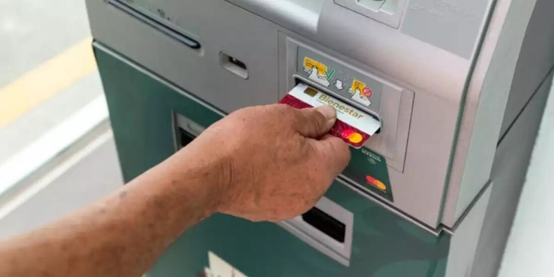 Pensión del Bienestar: De esta forma ya no pagas comisión al cobrar tu apoyo de 4 mil 800 pesos.