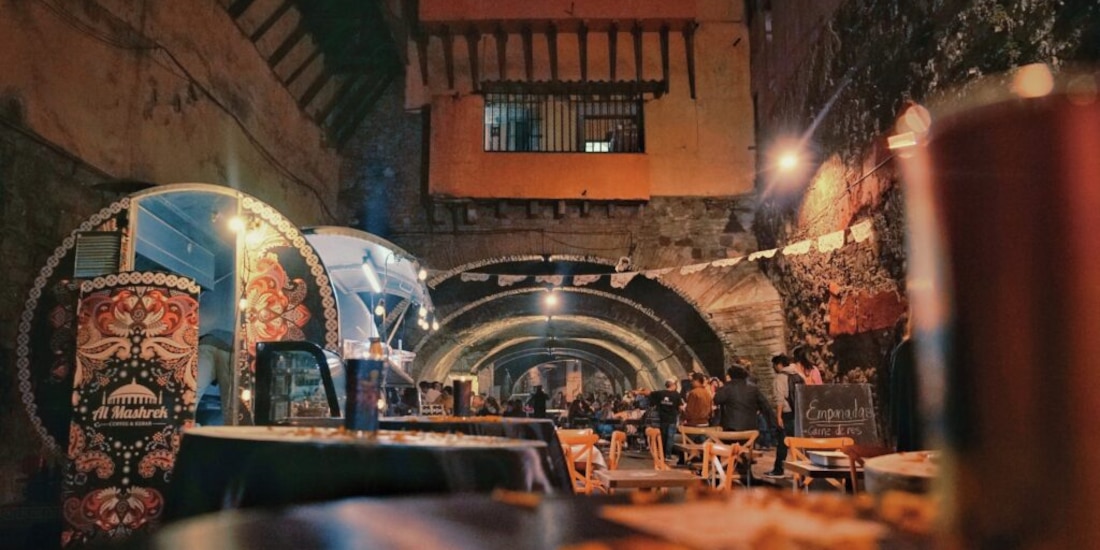 Pasillos subterráneos de Guanajuato albergan decoraciones alusivas al Día de Muertos.